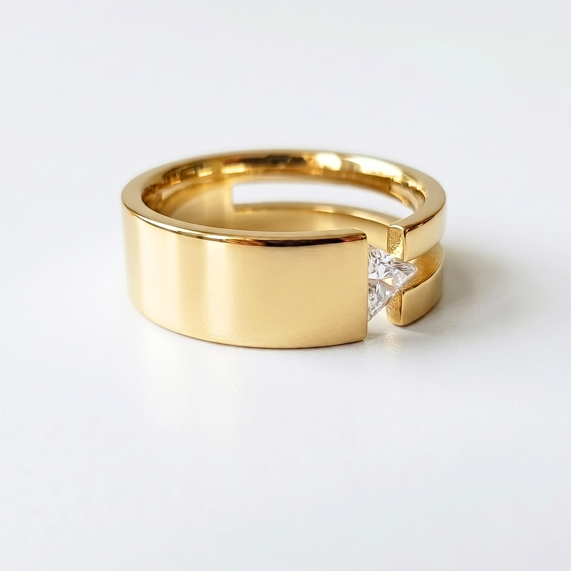 Lab Grown Diamond Trillion Cut Split Shank Men's Wedding Band in 14K Yellow Gold