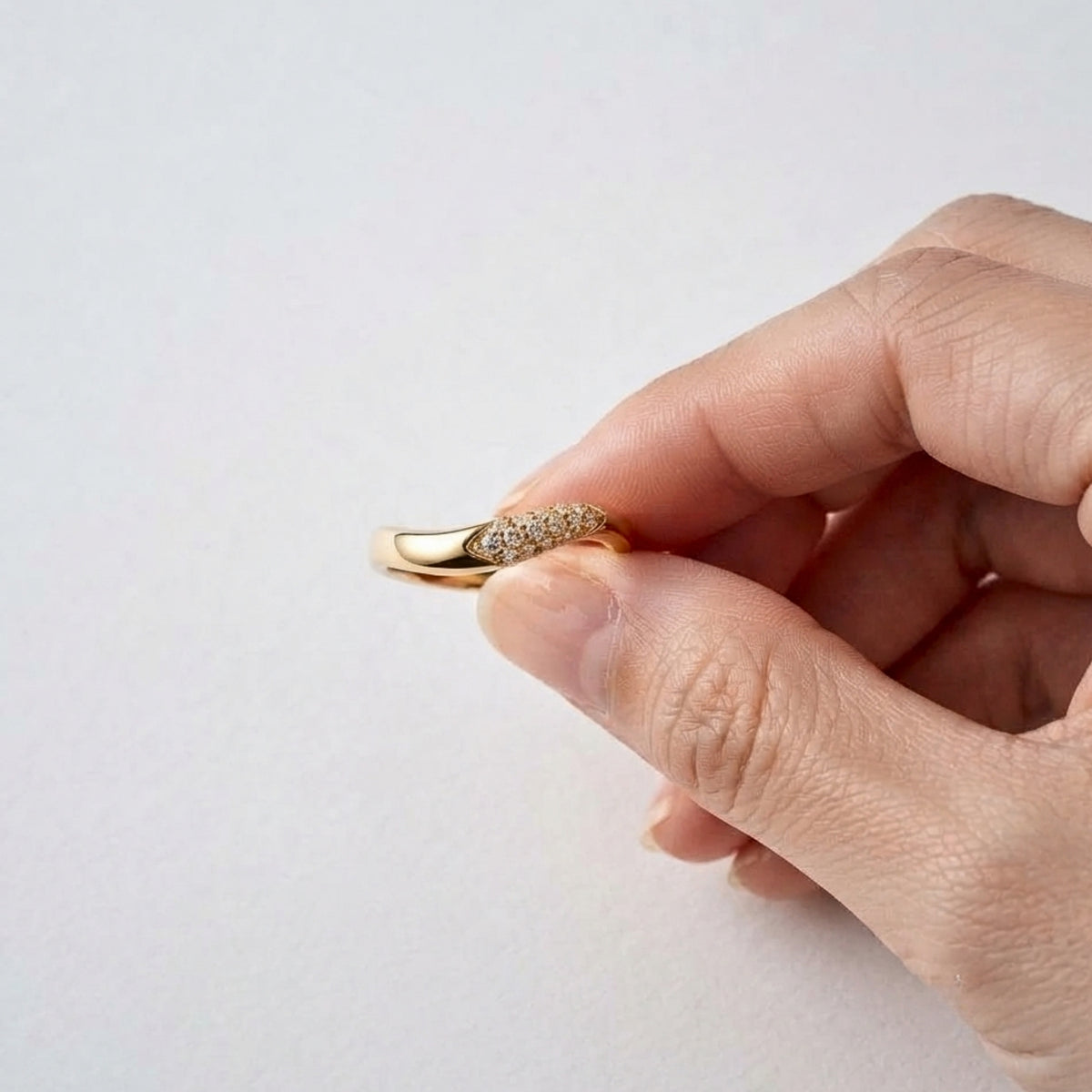 Lab Grown Diamond Round Brilliant Pave Twisted Crossover Band Ring in 14K Yellow Gold